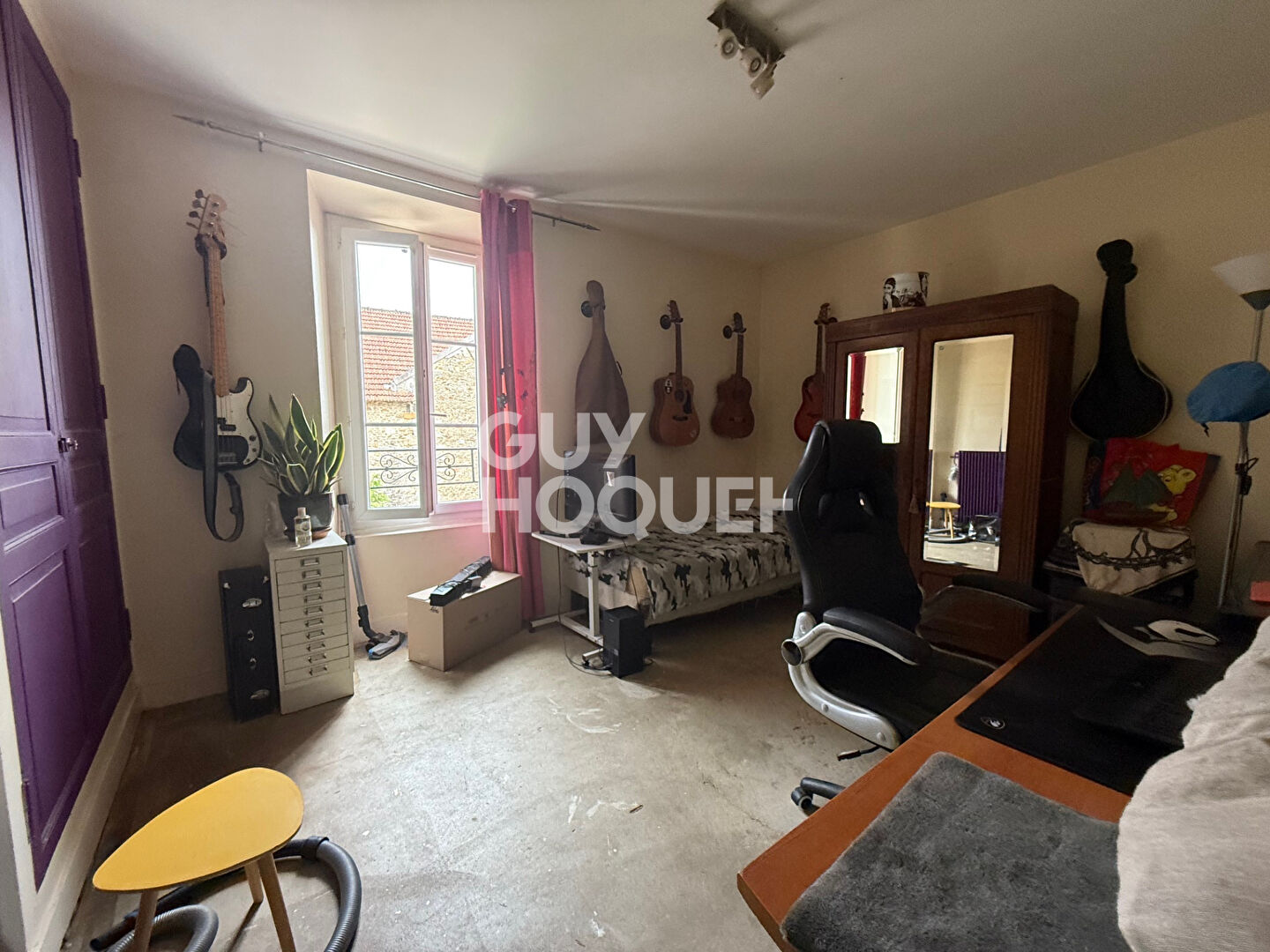 DEMEURE AVEC NOMBREUSES DEPENDANCES