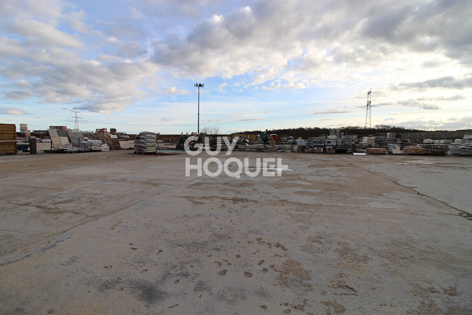 À SAISIR - Vaste local d'activité aux volumes exceptionnels