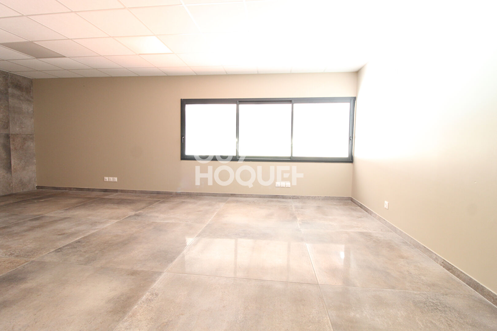 À SAISIR - Vaste local d'activité aux volumes exceptionnels