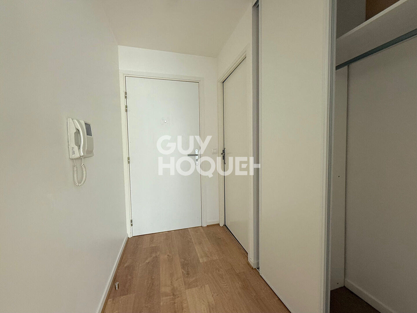 COUBERT : F2 AVEC BALCON ET PARKING VENDU LOUE