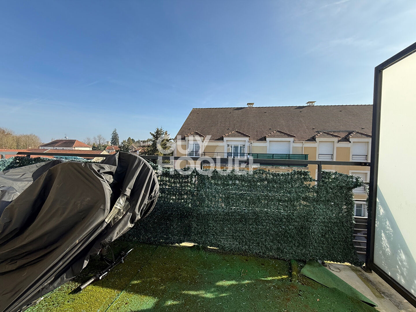 COUBERT : F2 AVEC BALCON ET PARKING VENDU LOUE
