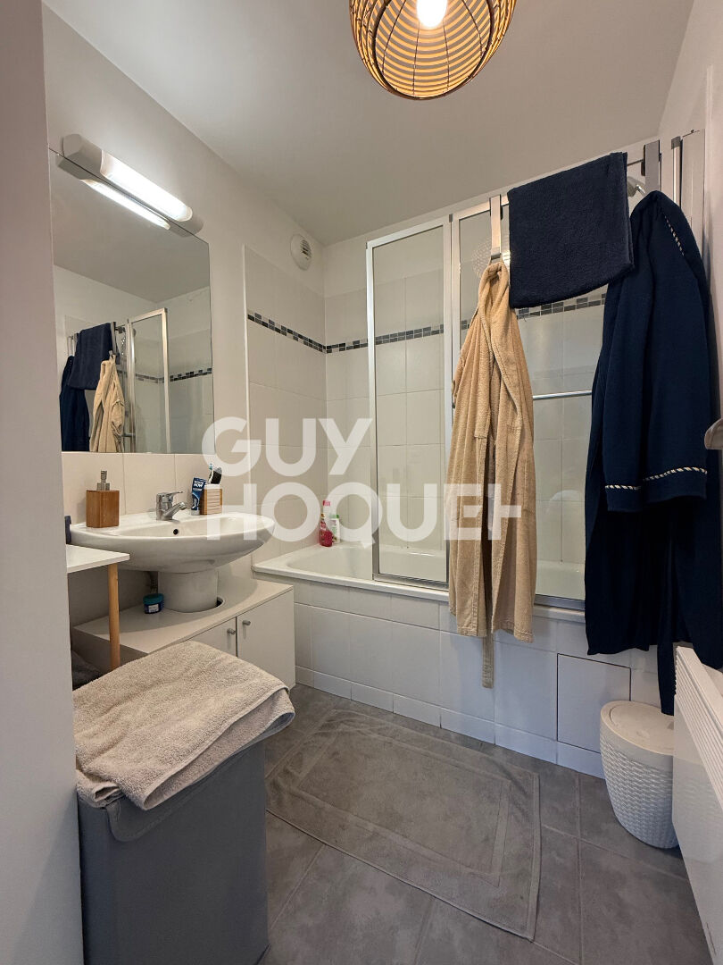 COUBERT : F2 AVEC BALCON ET PARKING VENDU LOUE