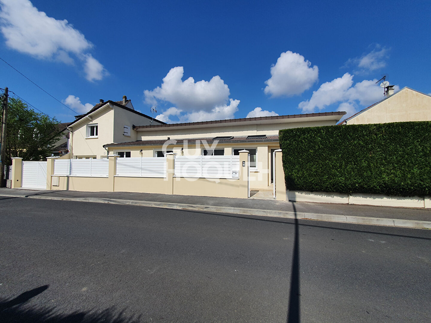 Location : maison avec 2 chambres de 127 m²  à ROISSY EN BRIE