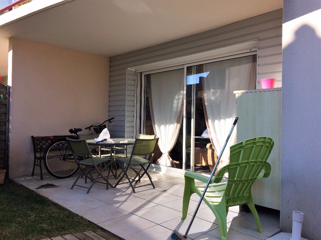 À vendre à QUESTEMBERT (56230), appartement en rez-de-jardin avec place de parking