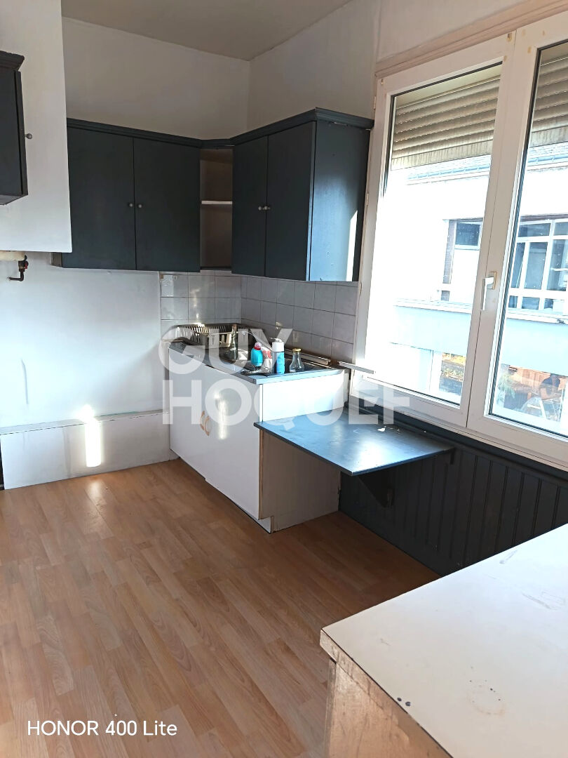 À vendre - local commercial et son logement 4 pièces à Locminé.