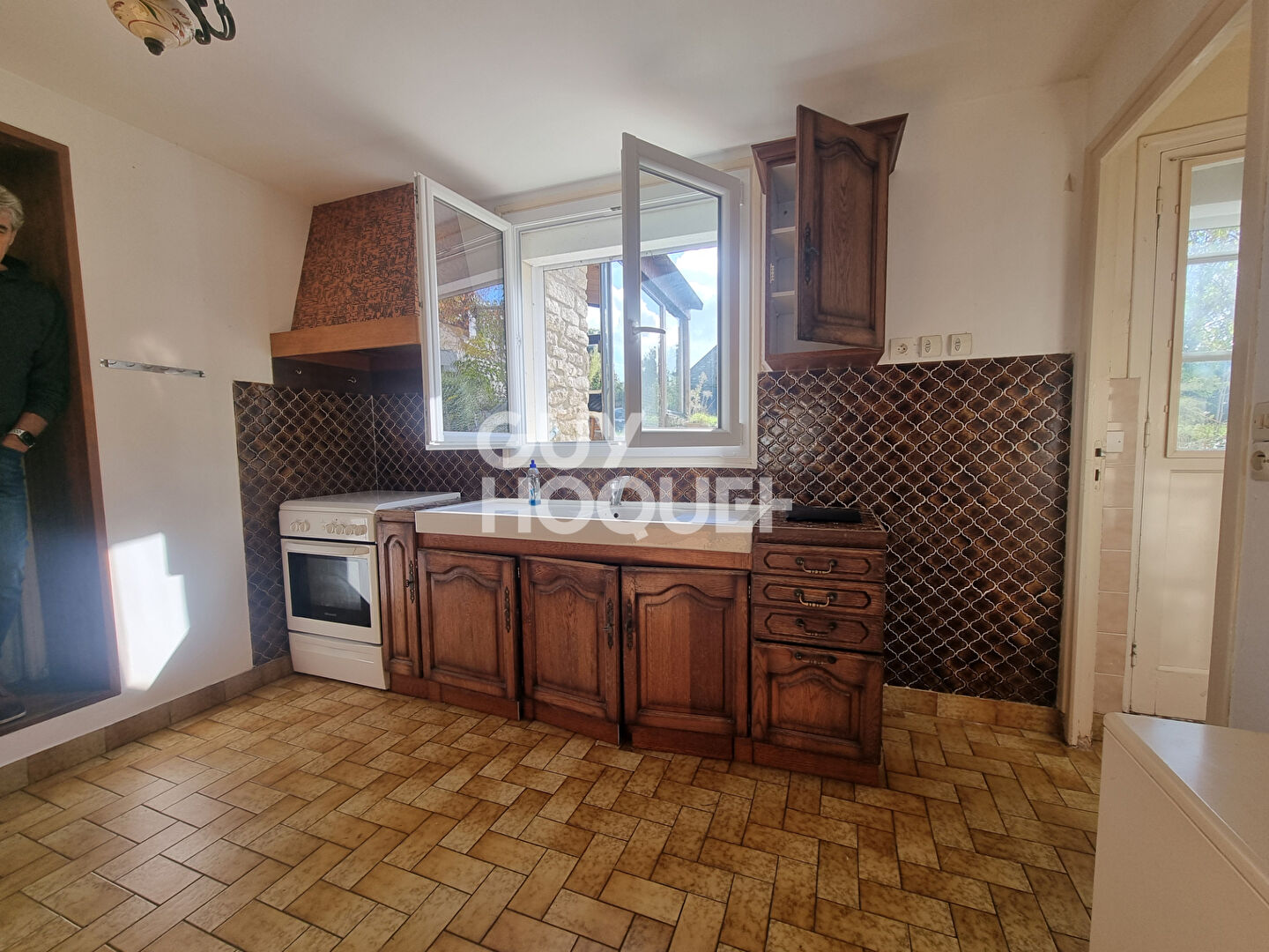 LARRE : ensemble de 2 maisons sur grand jardin  en centre bourg