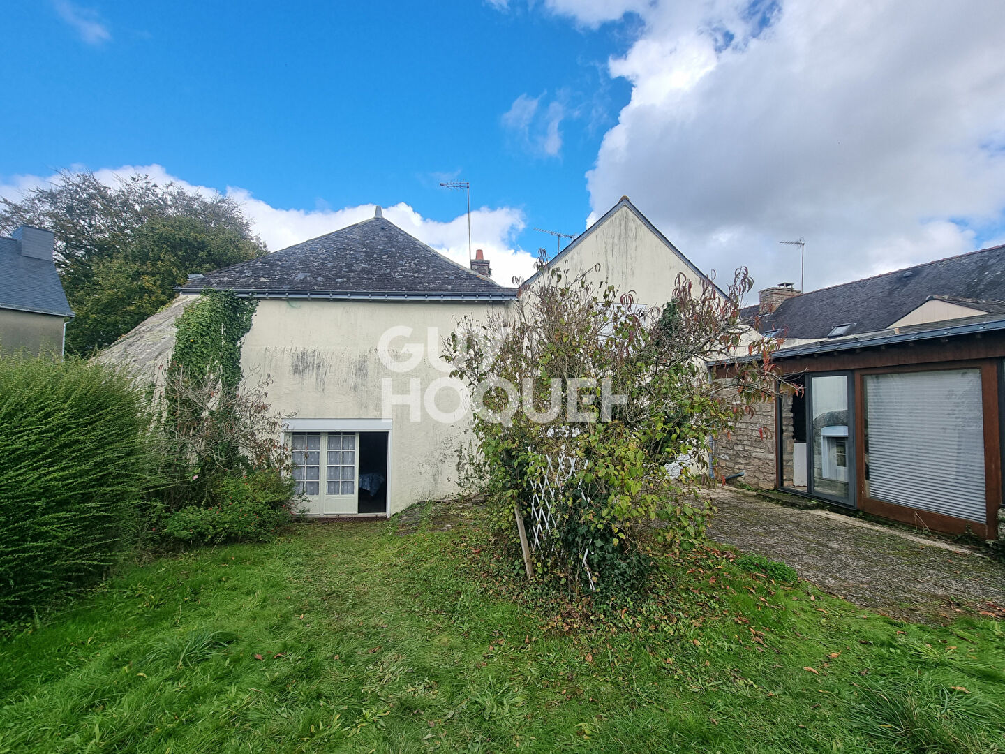 LARRE : ensemble de 2 maisons sur grand jardin  en centre bourg