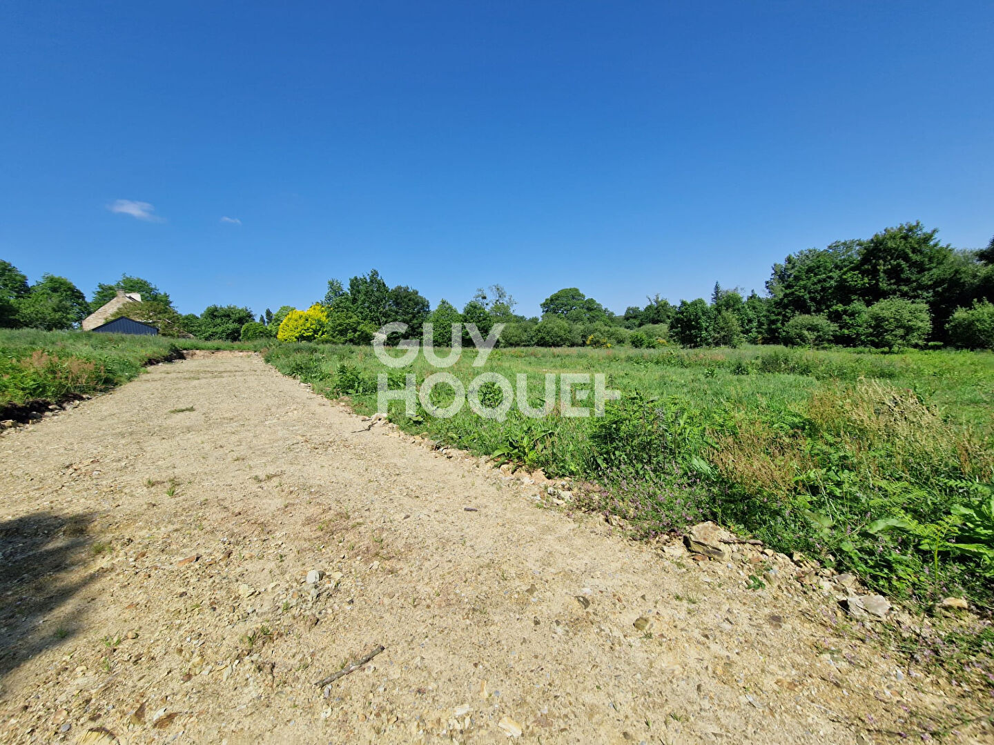 Terrain situé dans le bourg de Saint Guyomard