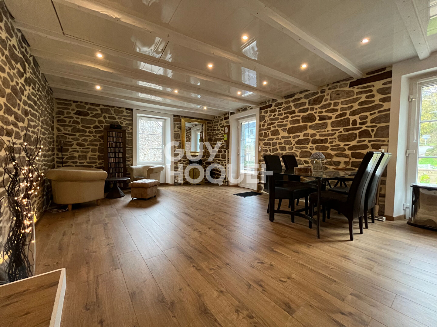 TRES BELLE LONGERE EN PIERRE AVEC 2 HABITATIONS INDEPENDANTES