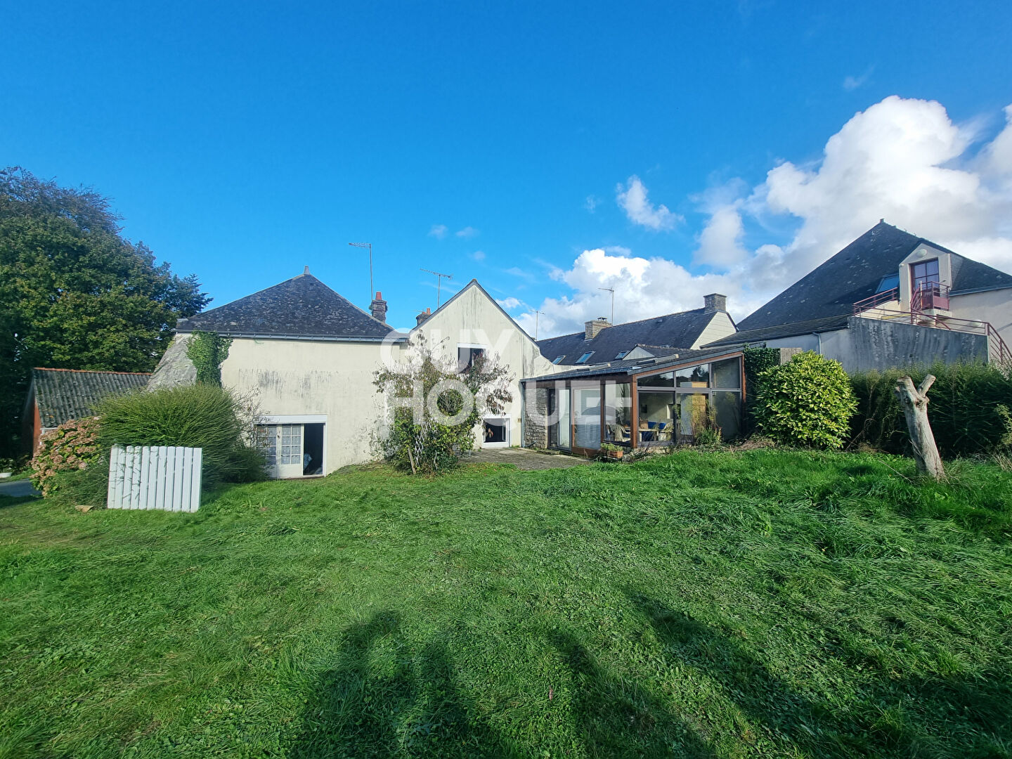 LARRE : ensemble de 2 maisons sur grand jardin  en centre bourg