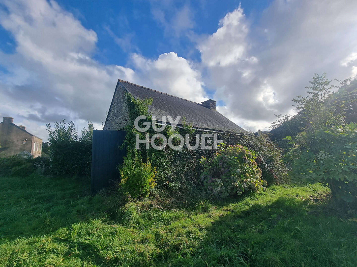 LARRE : ensemble de 2 maisons sur grand jardin  en centre bourg