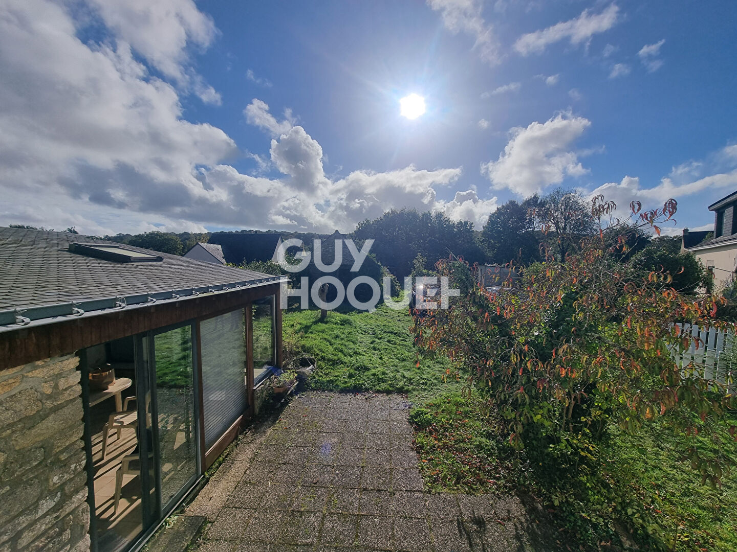 LARRE : ensemble de 2 maisons sur grand jardin  en centre bourg