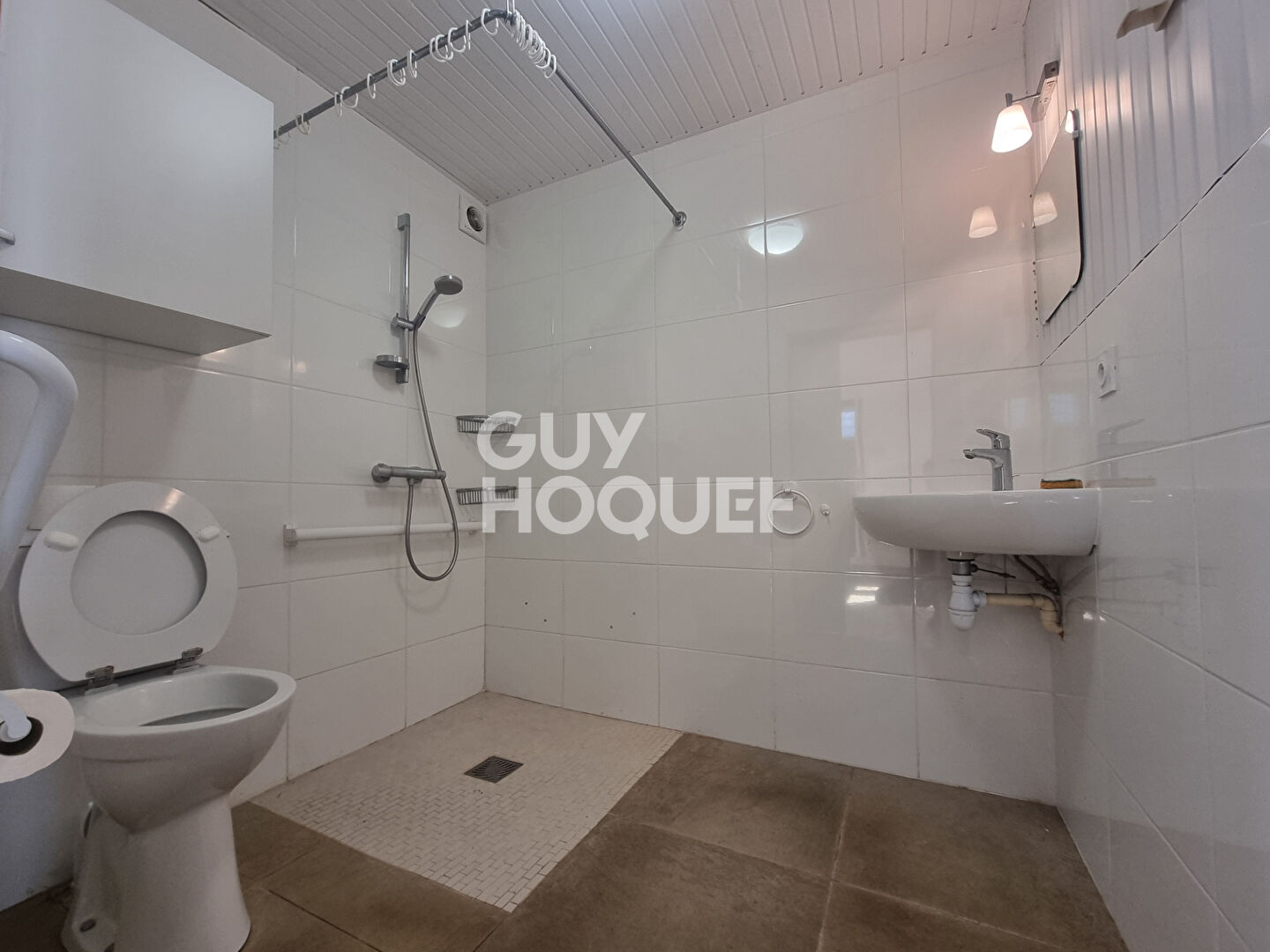 LARRE : ensemble de 2 maisons sur grand jardin  en centre bourg