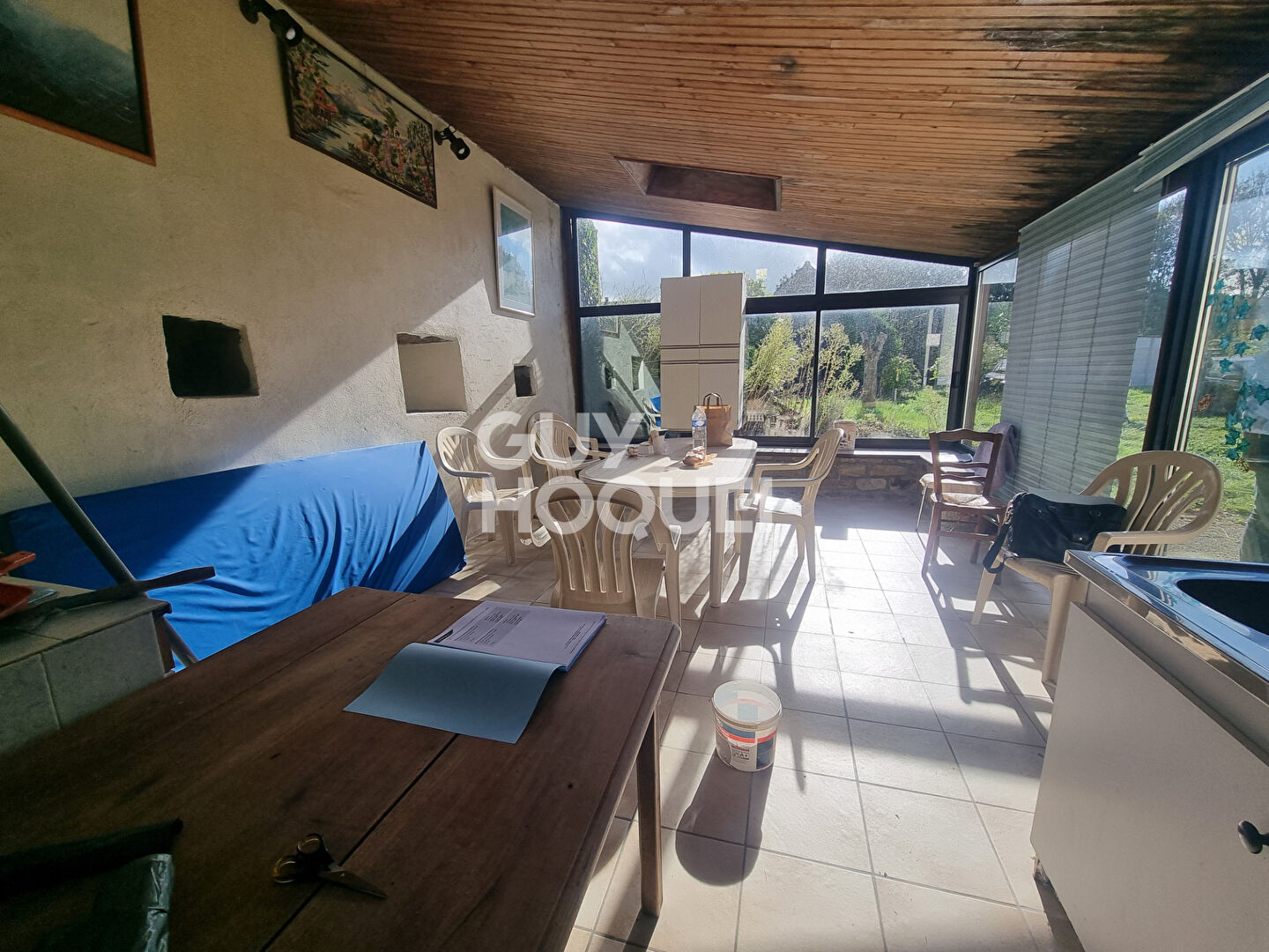 LARRE : ensemble de 2 maisons sur grand jardin  en centre bourg