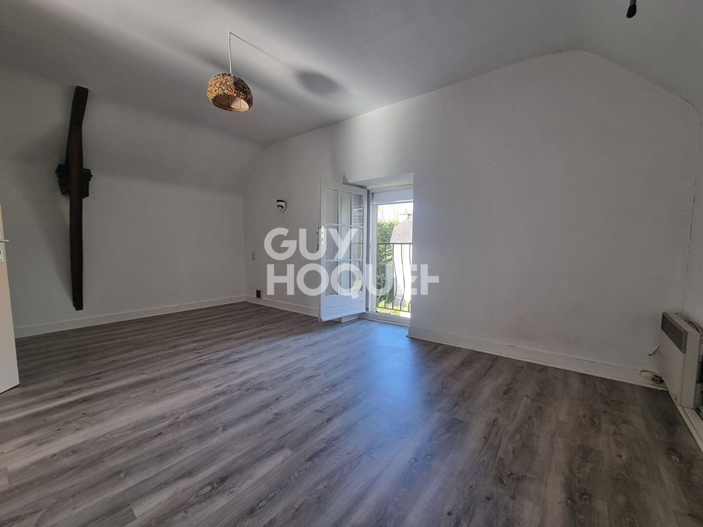 LARRE : ensemble de 2 maisons sur grand jardin  en centre bourg