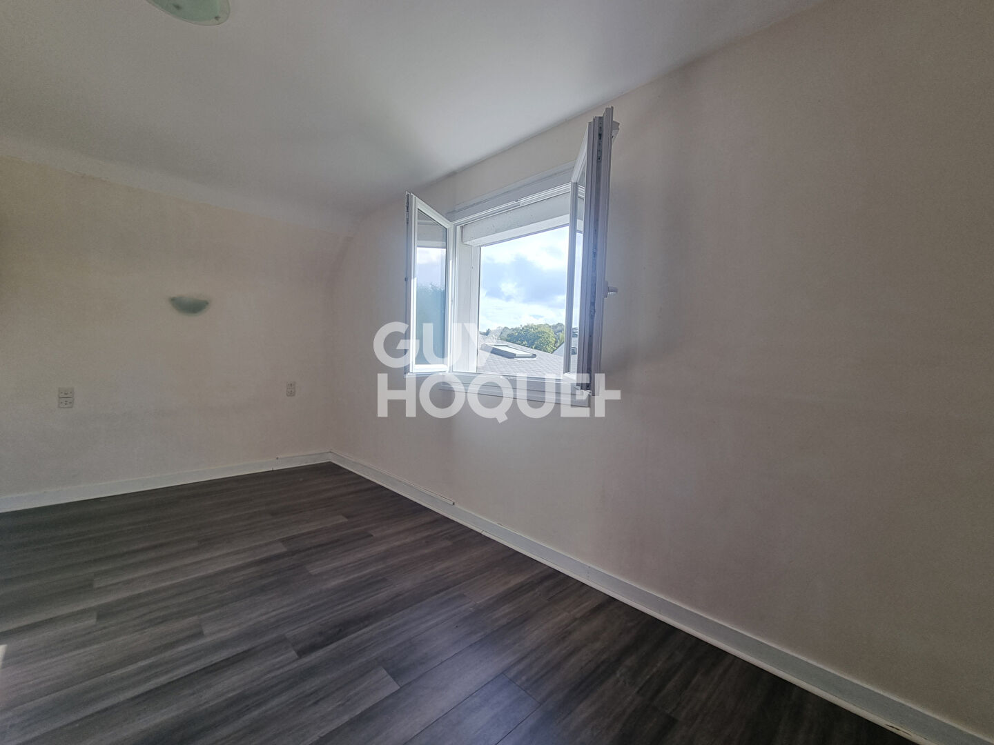 LARRE : ensemble de 2 maisons sur grand jardin  en centre bourg