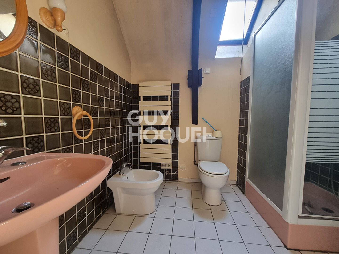 LARRE : ensemble de 2 maisons sur grand jardin  en centre bourg