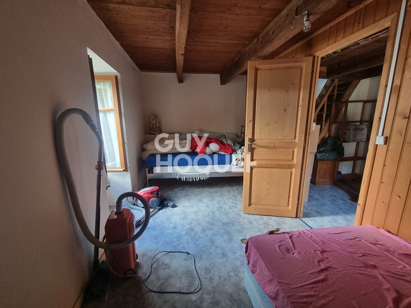 LARRE : ensemble de 2 maisons sur grand jardin  en centre bourg