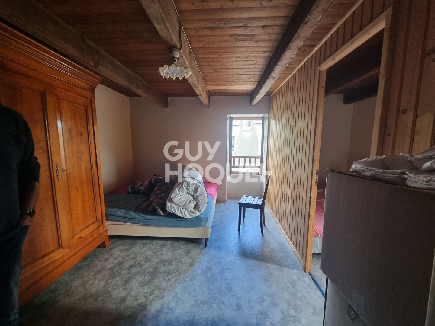 LARRE : ensemble de 2 maisons sur grand jardin  en centre bourg