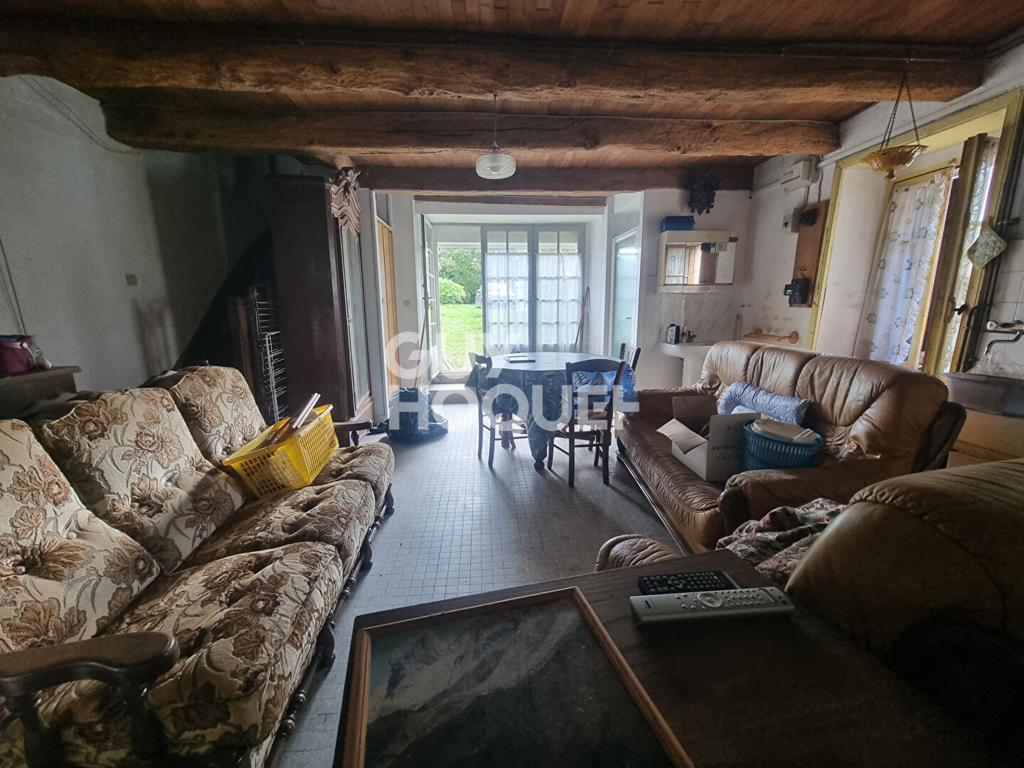 LARRE : ensemble de 2 maisons sur grand jardin  en centre bourg