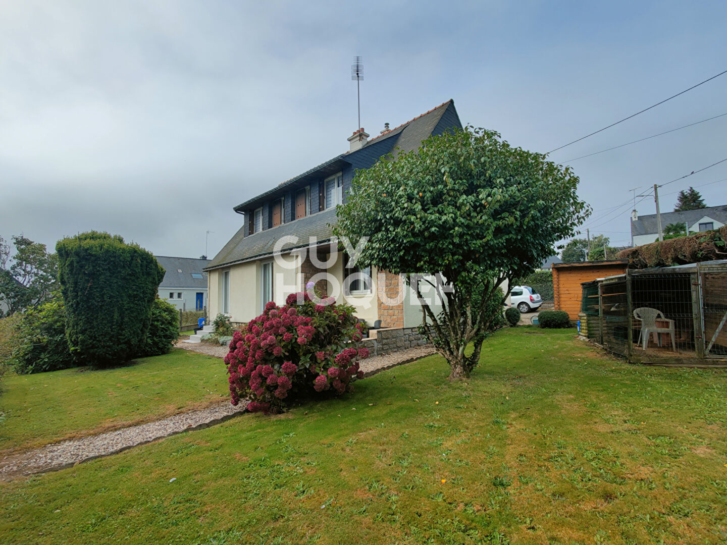 MAISON DANS LE BOURG DE SERENT !