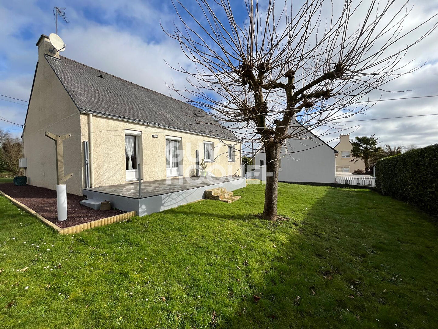 MAISON DANS LE BOURG DE SERENT