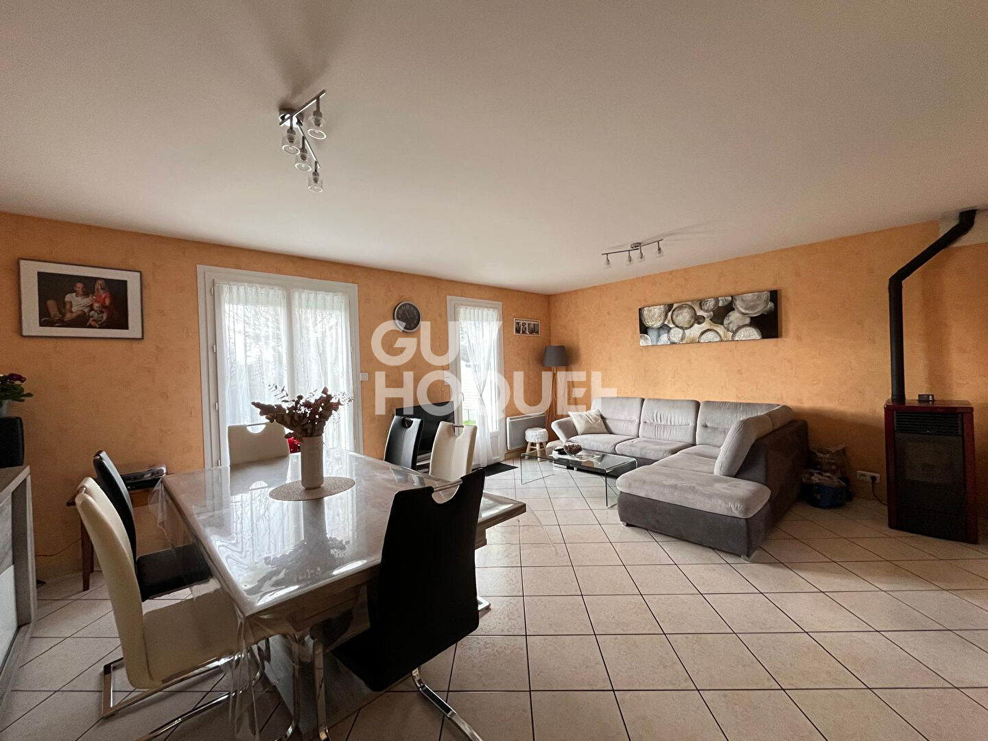 MAISON DANS LE BOURG DE SERENT