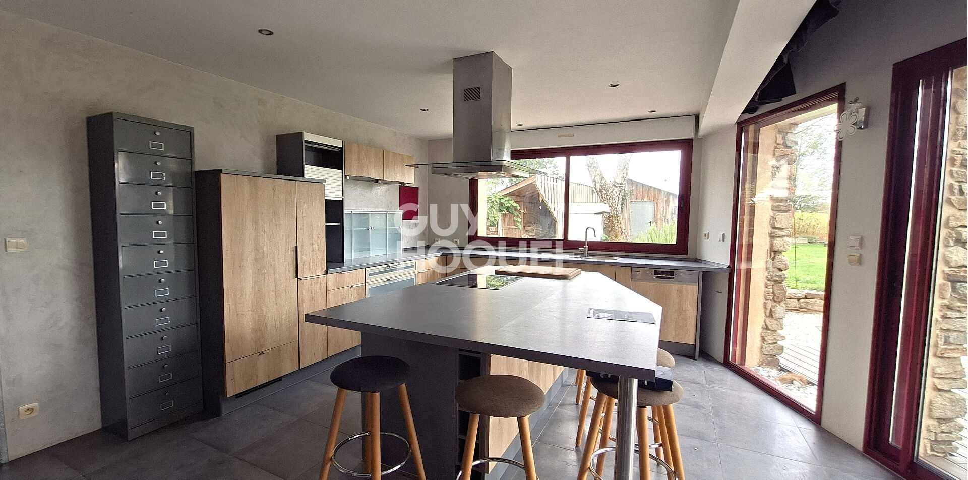 Maison rénovée 5 pièces à louer à Locqueltas