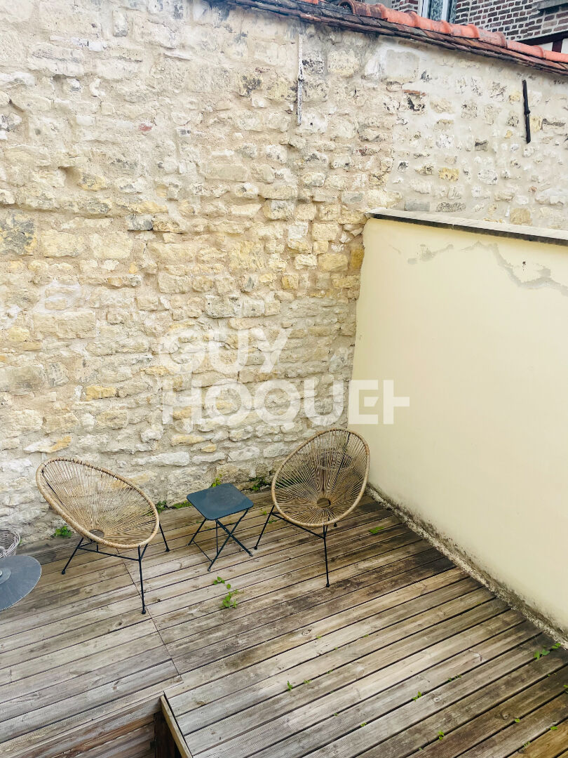 À LOUER MAISON MEUBLÉE AVEC TERRASSE EN PLEIN CENTRE-VILLE DE COMPIÈGNE