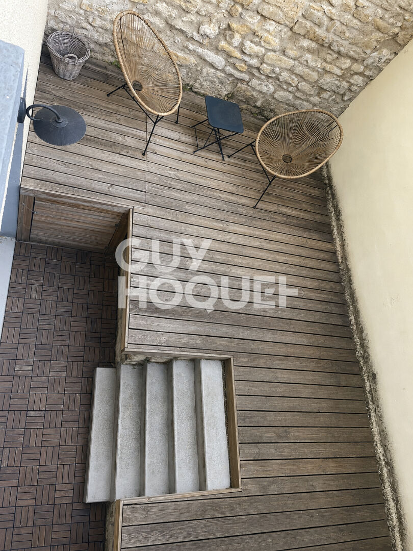 À LOUER MAISON MEUBLÉE AVEC TERRASSE EN PLEIN CENTRE-VILLE DE COMPIÈGNE