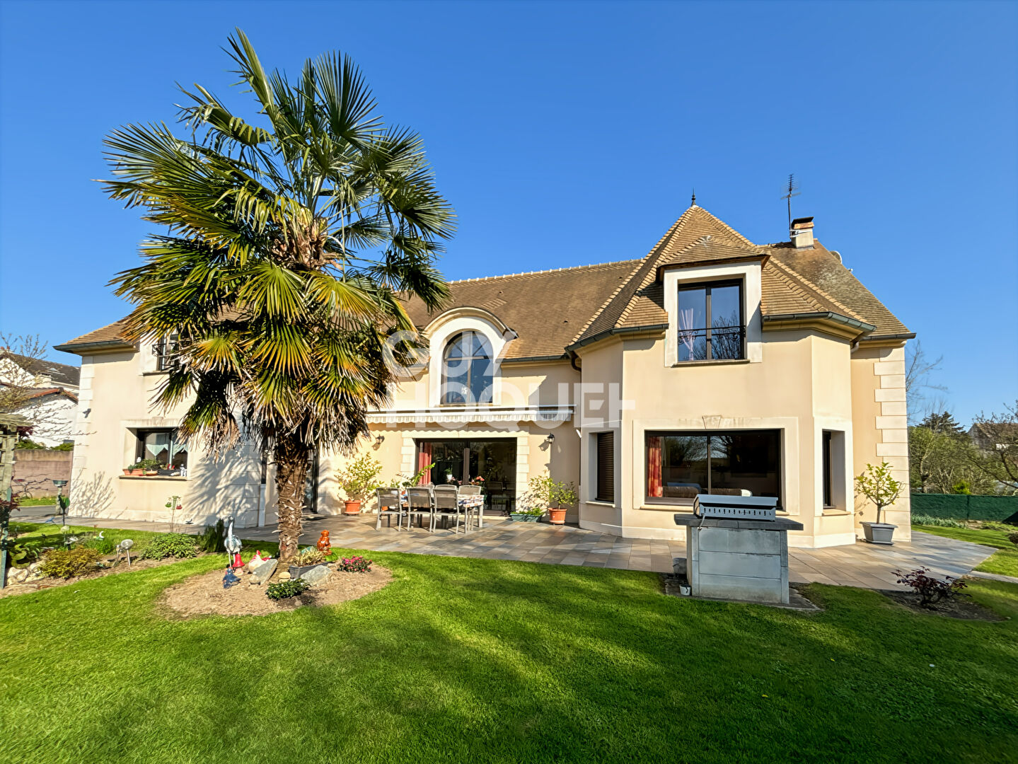 Maison spacieuse 8 pièces à vendre à Fontenay-Trésigny