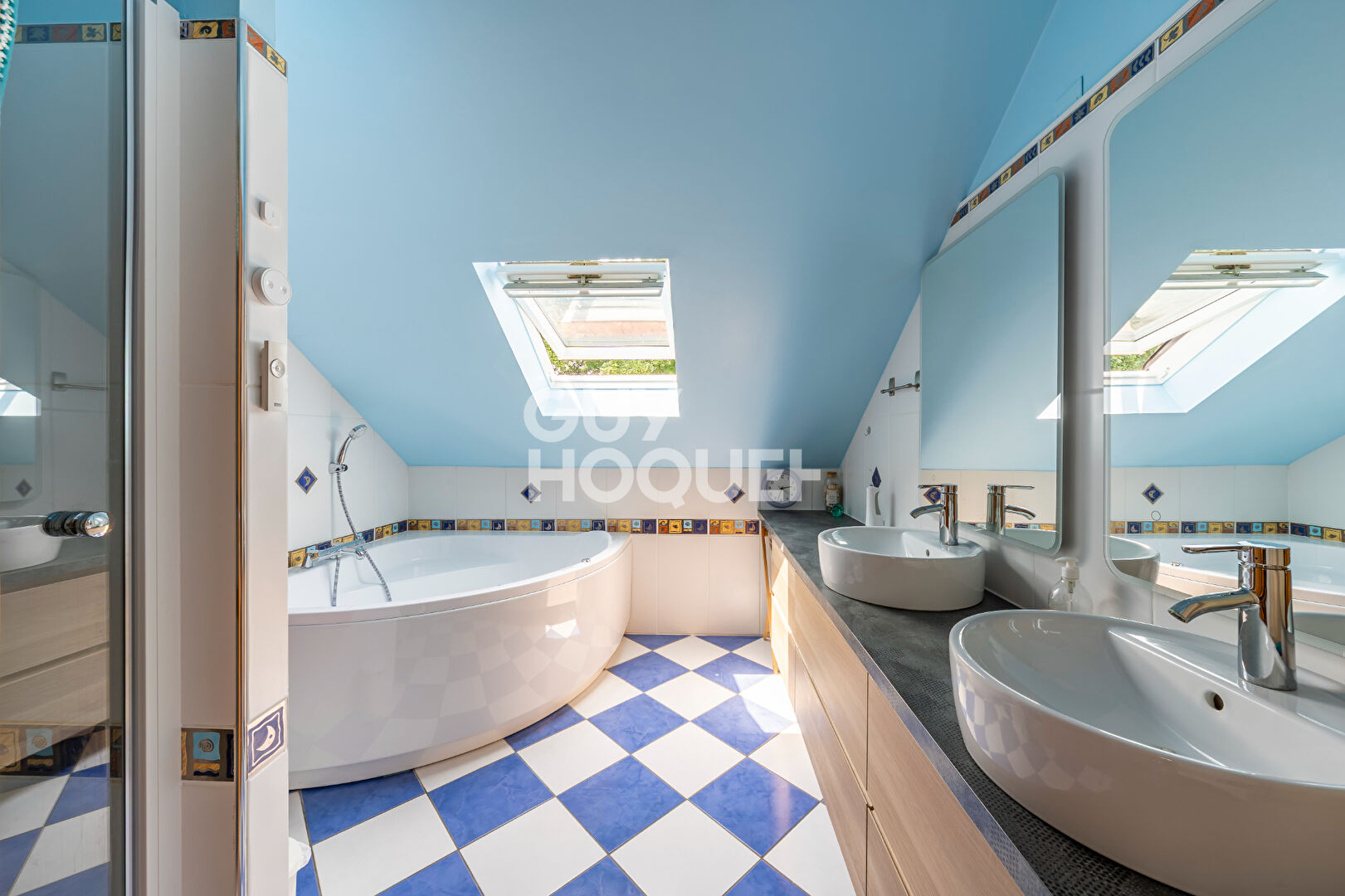 FAVIERES. MAISON FAMILIALE.