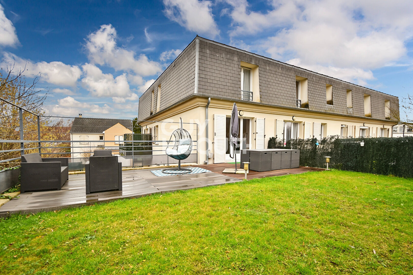 Appartement en duplex  avec jardin. Résidence sécurisée 2010