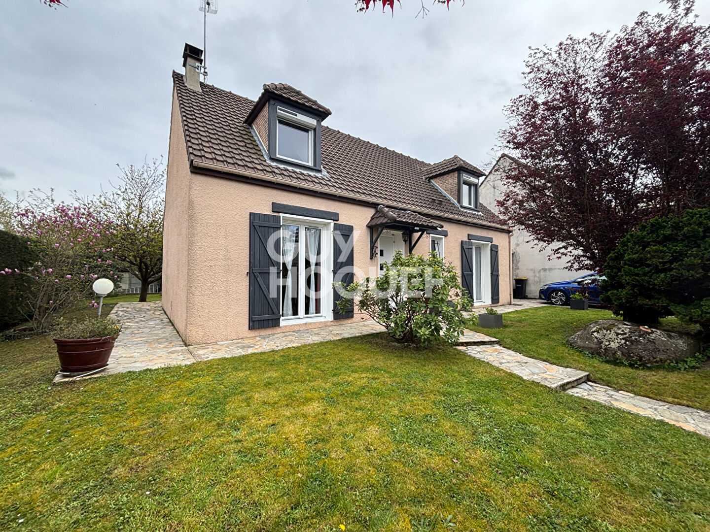 OZOUER LE VOULGIS. MAISON FAMILIALE.