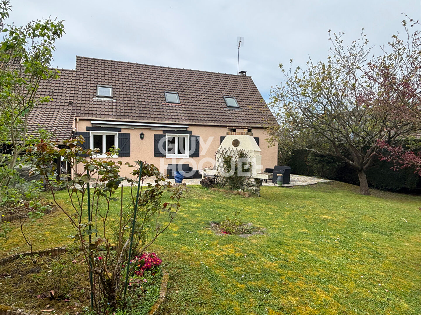 OZOUER LE VOULGIS. MAISON FAMILIALE.