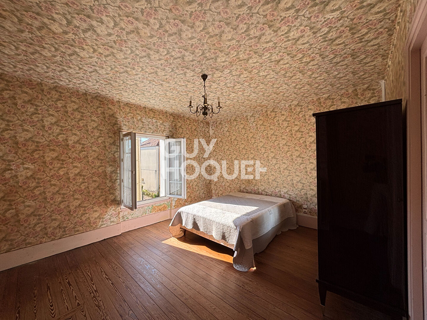 GRISY SUISNES. MAISON DE VILLAGE AVEC JARDIN.