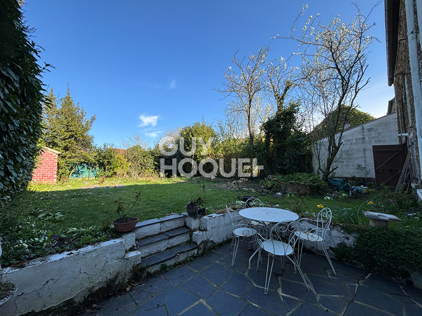 GRISY SUISNES. MAISON DE VILLAGE AVEC JARDIN.