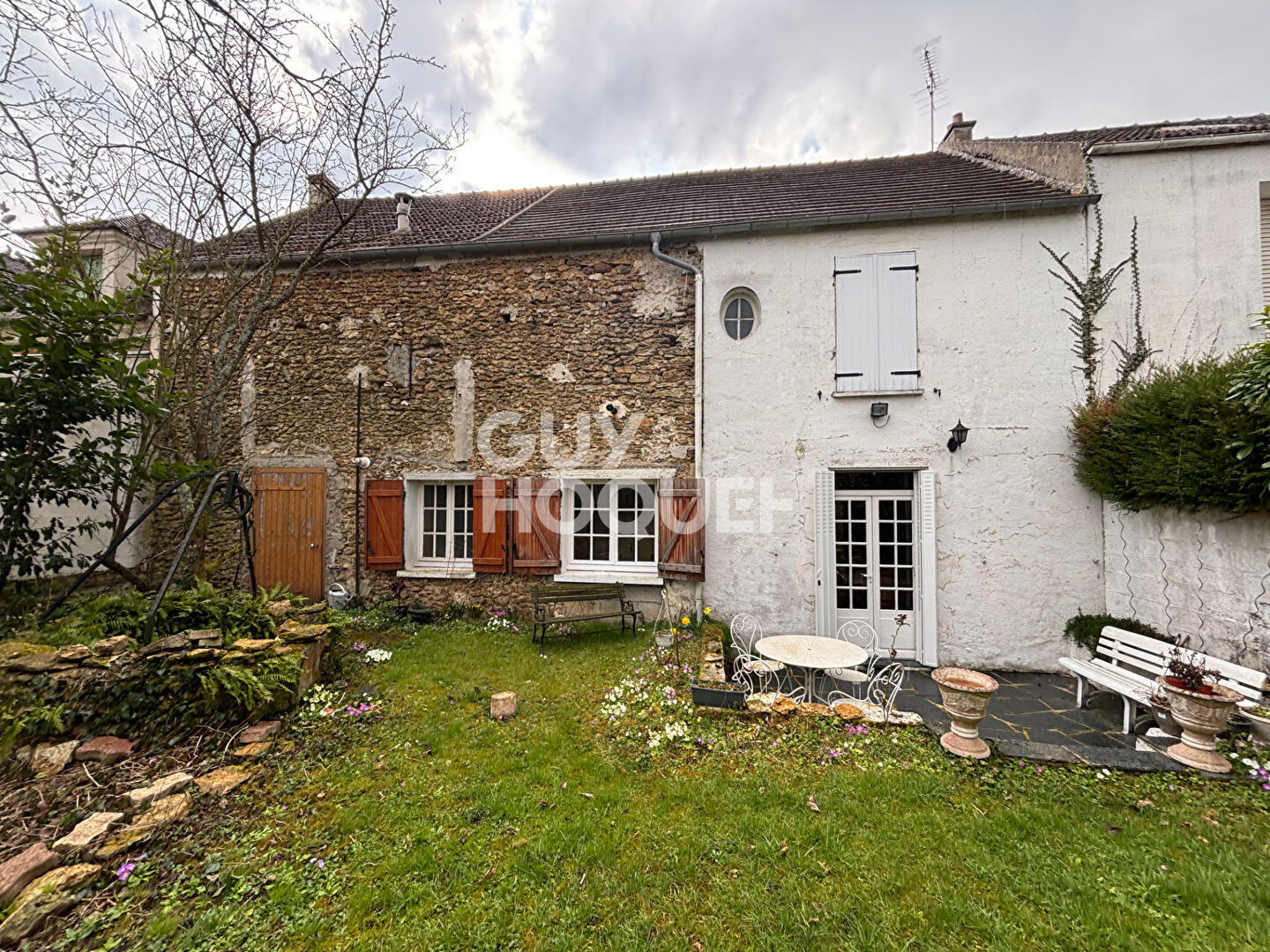 GRISY SUISNES. MAISON DE VILLAGE AVEC JARDIN.