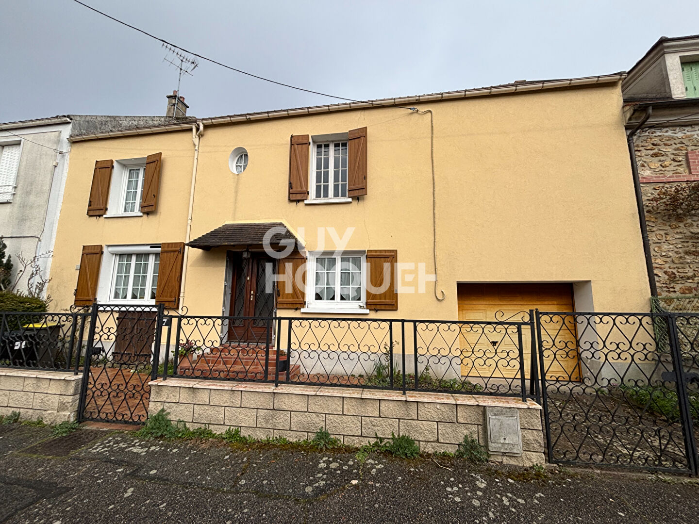 GRISY SUISNES. MAISON DE VILLAGE AVEC JARDIN.