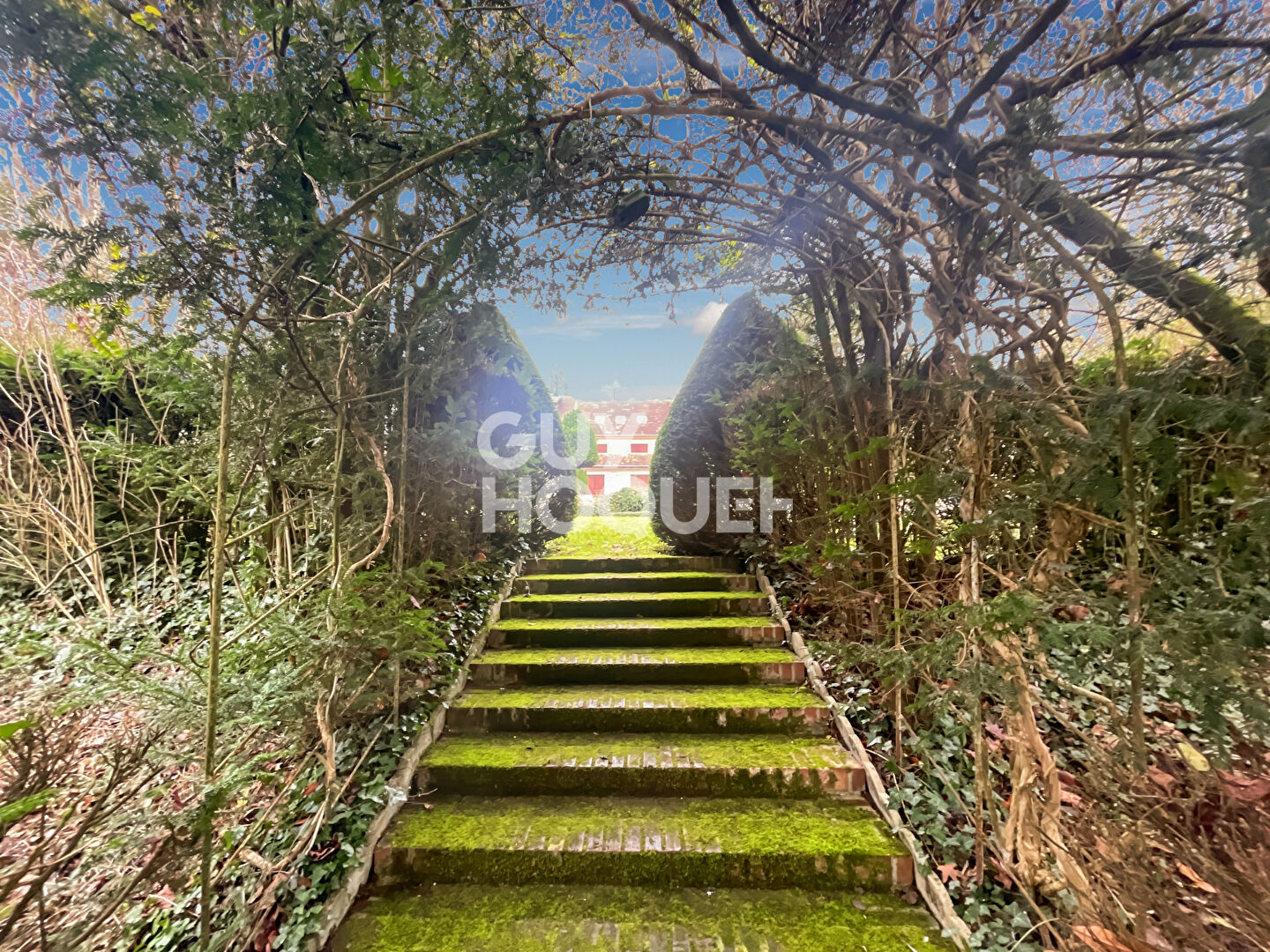 Maison d'exception à vendre à PRESLES EN BRIE - 13 pièces, 9 chambres, piscine et tennis