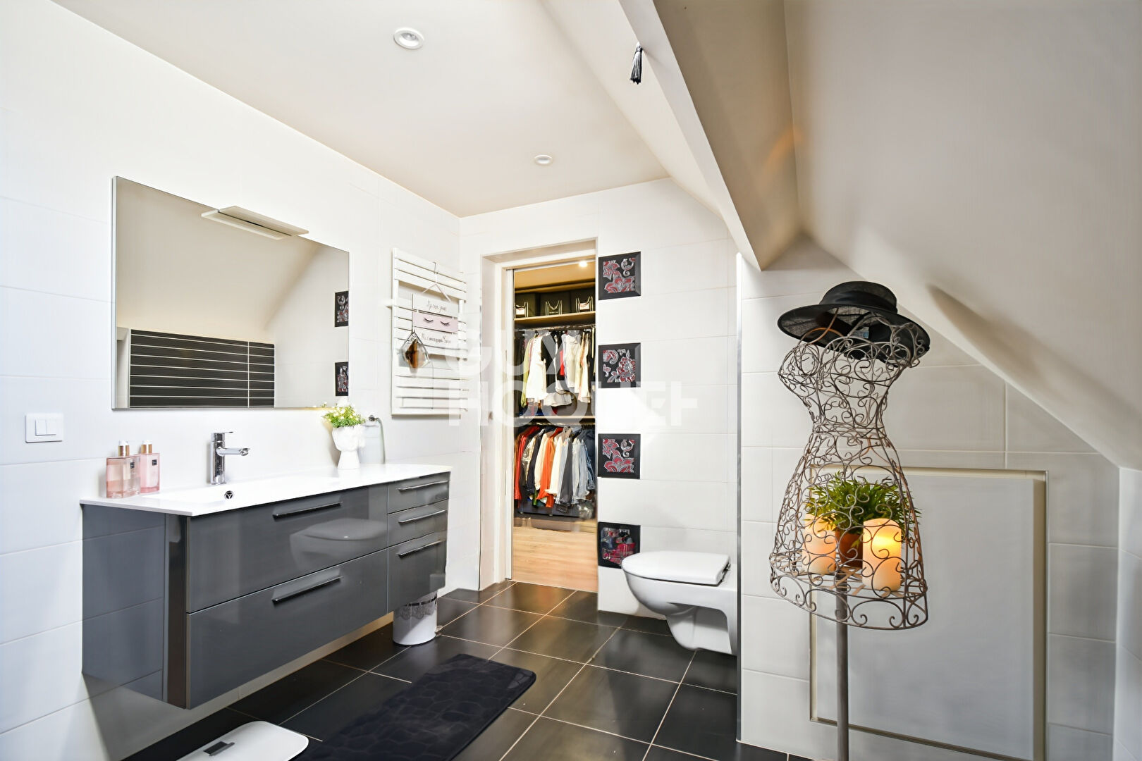 CHAUMES EN BRIE. MAISON INDIVIDUELLE DE CARACTERE.