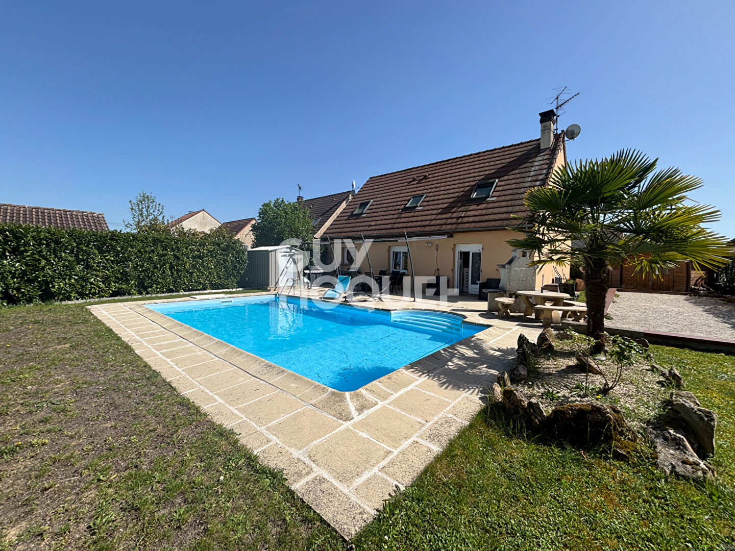 NEUFMOUTIERS EN BRIE . MAISON 4 CHAMBRES AVEC PISCINE.