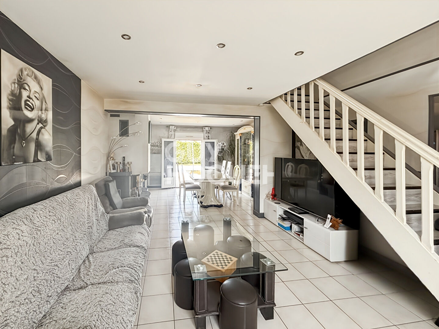 NEUFMOUTIERS EN BRIE . MAISON 4 CHAMBRES AVEC PISCINE.