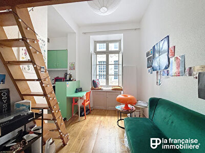 Appartement de Type studio à louer – Surface Carrez 12.61m²  – Surface au sol 16.37 m² – Mezzanine – Non meublé – Centre Historique – Rue de l’Horloge