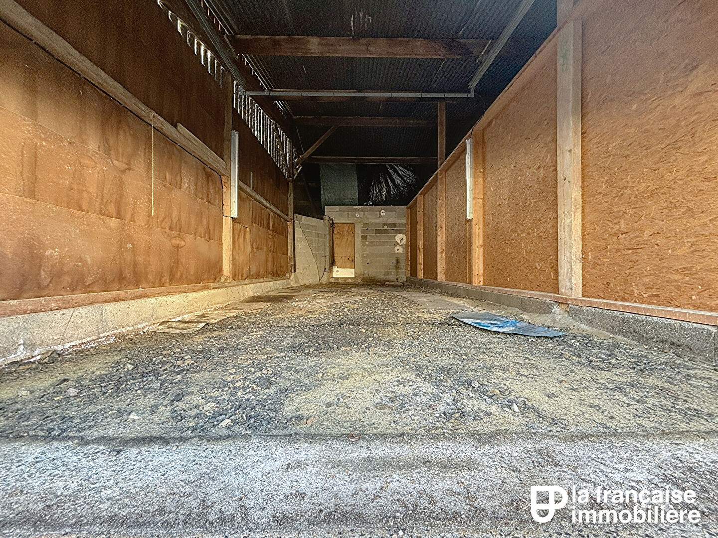 GARAGE FERME – CORPS NUDS - LFI-JAN-18079
