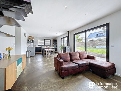 Maison contemporaine de 121 m² avec 5 chambres, garage et terrain.