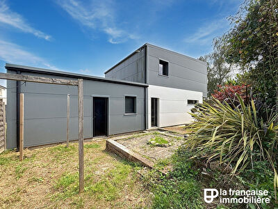 Maison contemporaine de 121 m² avec 5 chambres, garage et terrain.