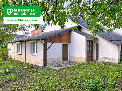 Maison- Châteaugiron – Proche centre -ville – potentiel –  beau terrain