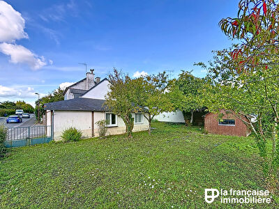 Maison- Châteaugiron – Proche centre -ville – potentiel –  beau terrain