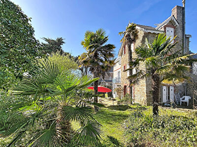 Idéalement située, à deux pas des plages